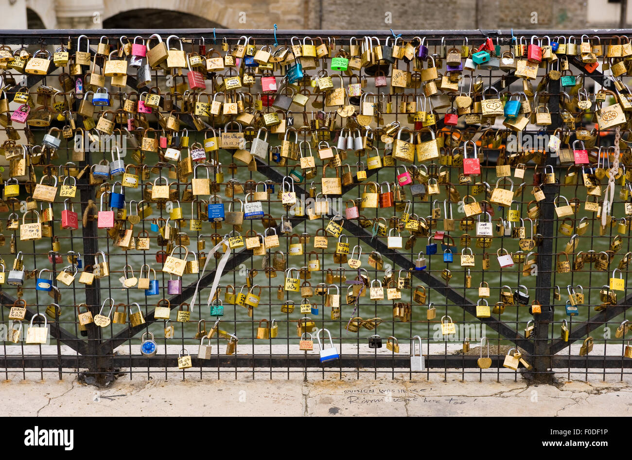 Tausende von Vorhängeschlössern an einem Zaun in der Nähe von Pont des Arts symbolisieren 'Liebe für immer"in Paris in Frankreich Stockfoto