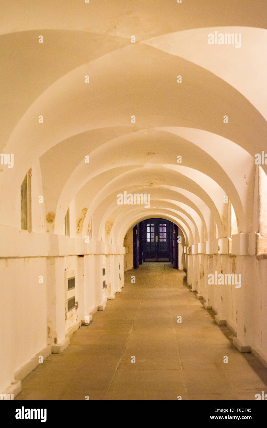 Londoner Southbank University of Greenwich, die unterirdischen Tunnel Ripley Bogen Bögen gewölbten Korridor verbindet die Kapelle & Painted Hall Stockfoto