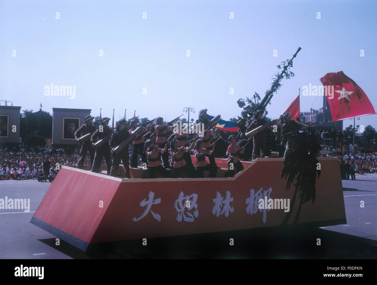 Geographie / Reisen, China, Politik, Parade zum Jahrestag der Proklamation der Volksrepublik China, Tianjin, 1.10.1965, zusätzliche-Rechte-Clearenzen-nicht verfügbar Stockfoto