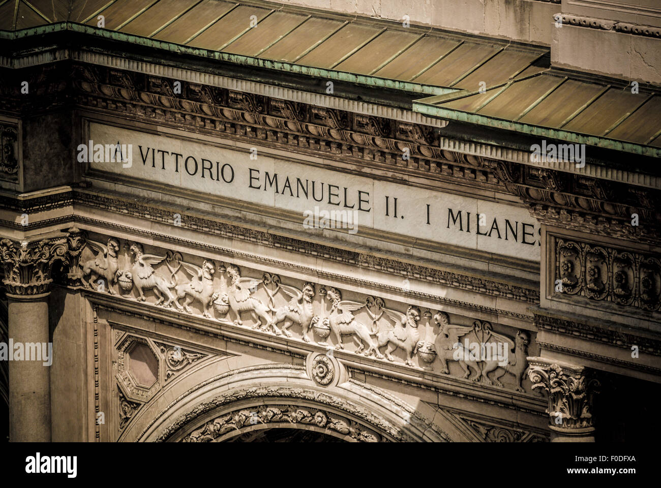 Nahaufnahme der geschnitzte Inschrift über dem Eingang zur Galleria Vittorio Emanuele II, aufgenommen vom Dach des Mailänder Dom. Stockfoto