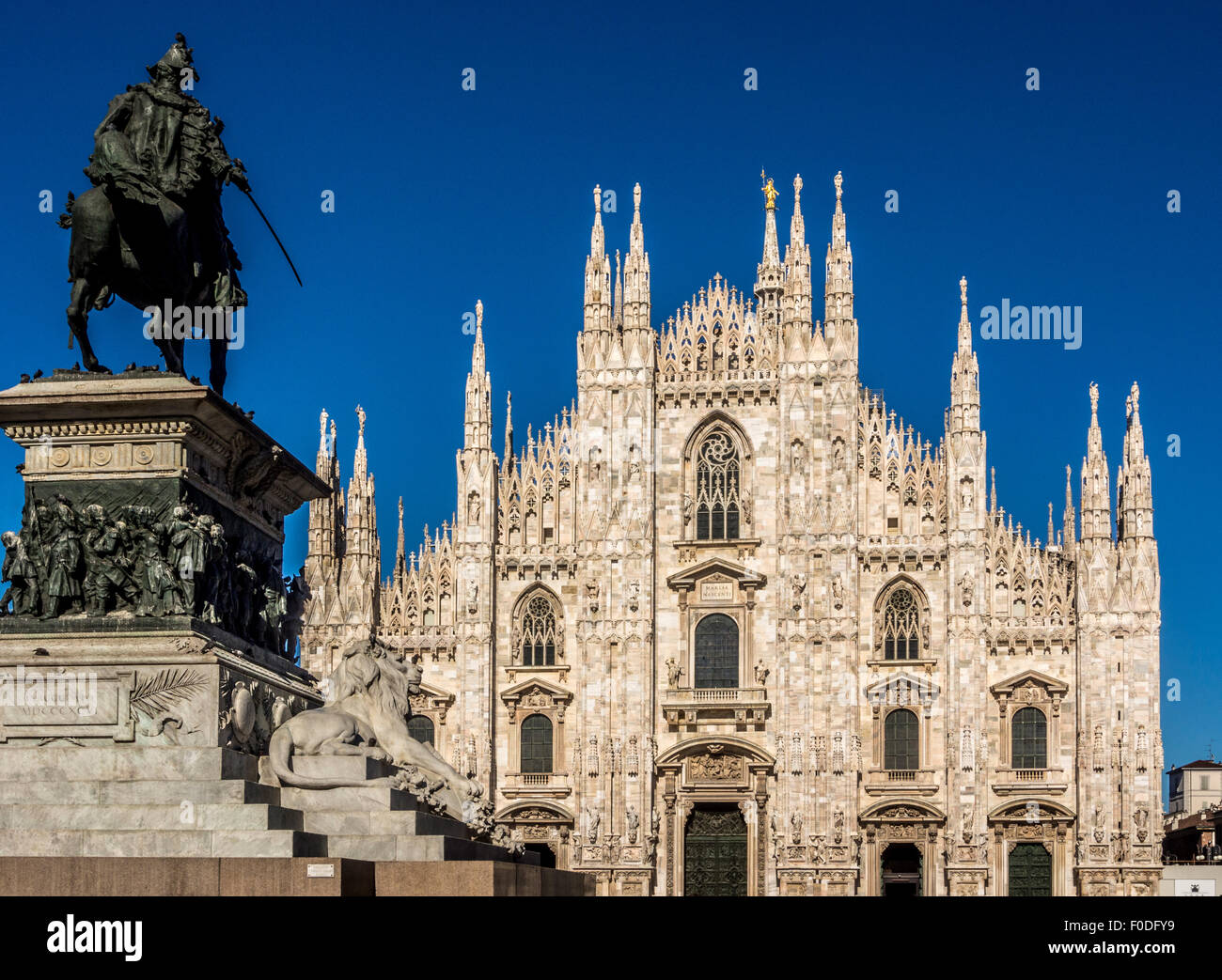 Mailänder Dom und die Statue von Vctor Emmanuel, der erste König von Italien. Mailand, Italien. Stockfoto