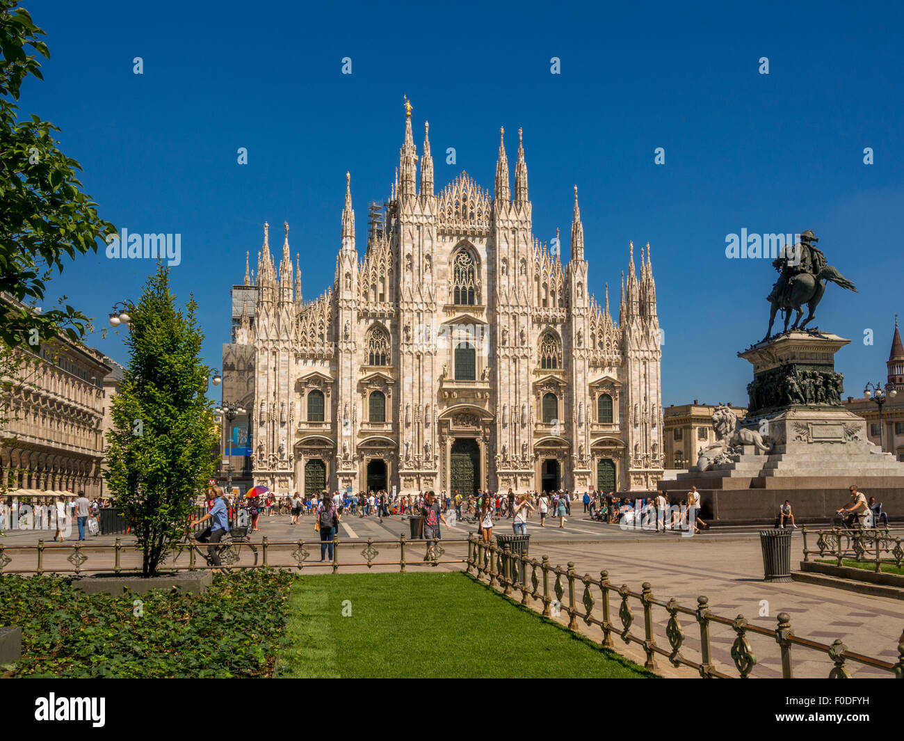 Piazza del Duomo mit touristischen Besuch der Mailänder Dom Italien beschäftigt. Stockfoto