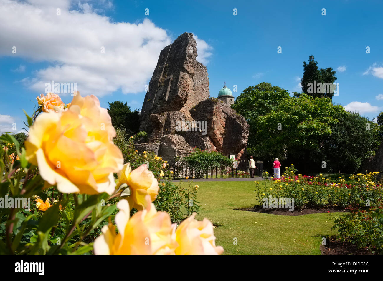 Blumen in voller Blüte im Schlosspark in Bridgnorth, Shropshire, England. Stockfoto
