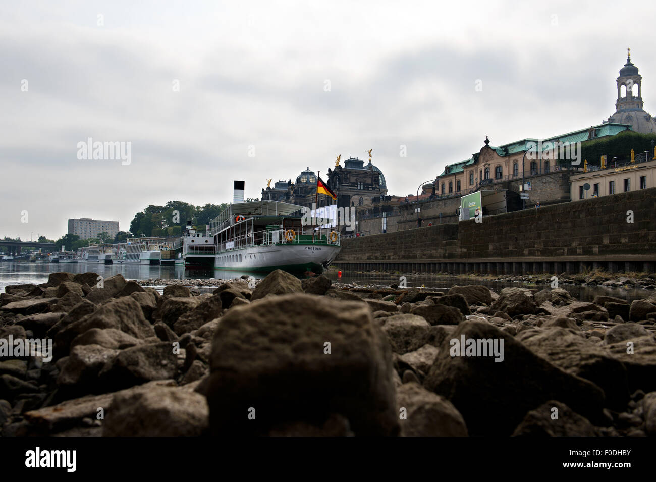 Dresden, Deutschland. 13. August 2015. Steinen liegen im Flussbett der Elbe in Dresden, Deutschland, 13. August 2015. Die Wasserstände sind nur 50 cm in einigen Bereichen. Foto: ARNO BURGI/Dpa/Alamy Live-Nachrichten Stockfoto