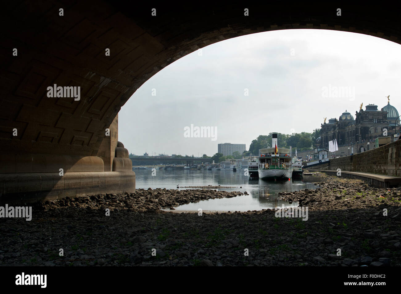Dresden, Deutschland. 13. August 2015. Steinen liegen im Flussbett der Elbe in Dresden, Deutschland, 13. August 2015. Die Wasserstände sind nur 50 cm in einigen Bereichen. Foto: ARNO BURGI/Dpa/Alamy Live-Nachrichten Stockfoto