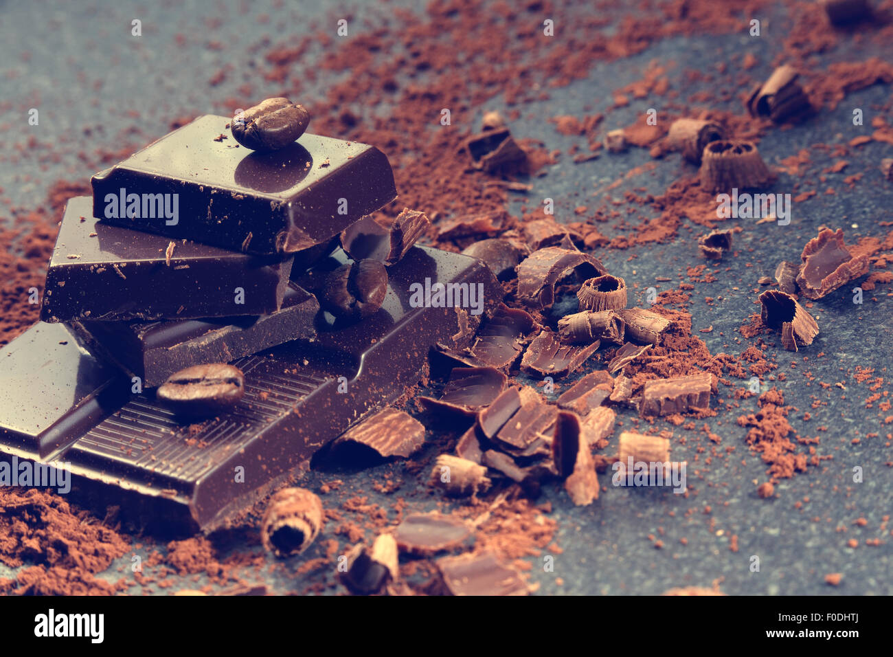 Dunkle Schokolade und Kaffee Bean auf einem Steintisch Stockfoto