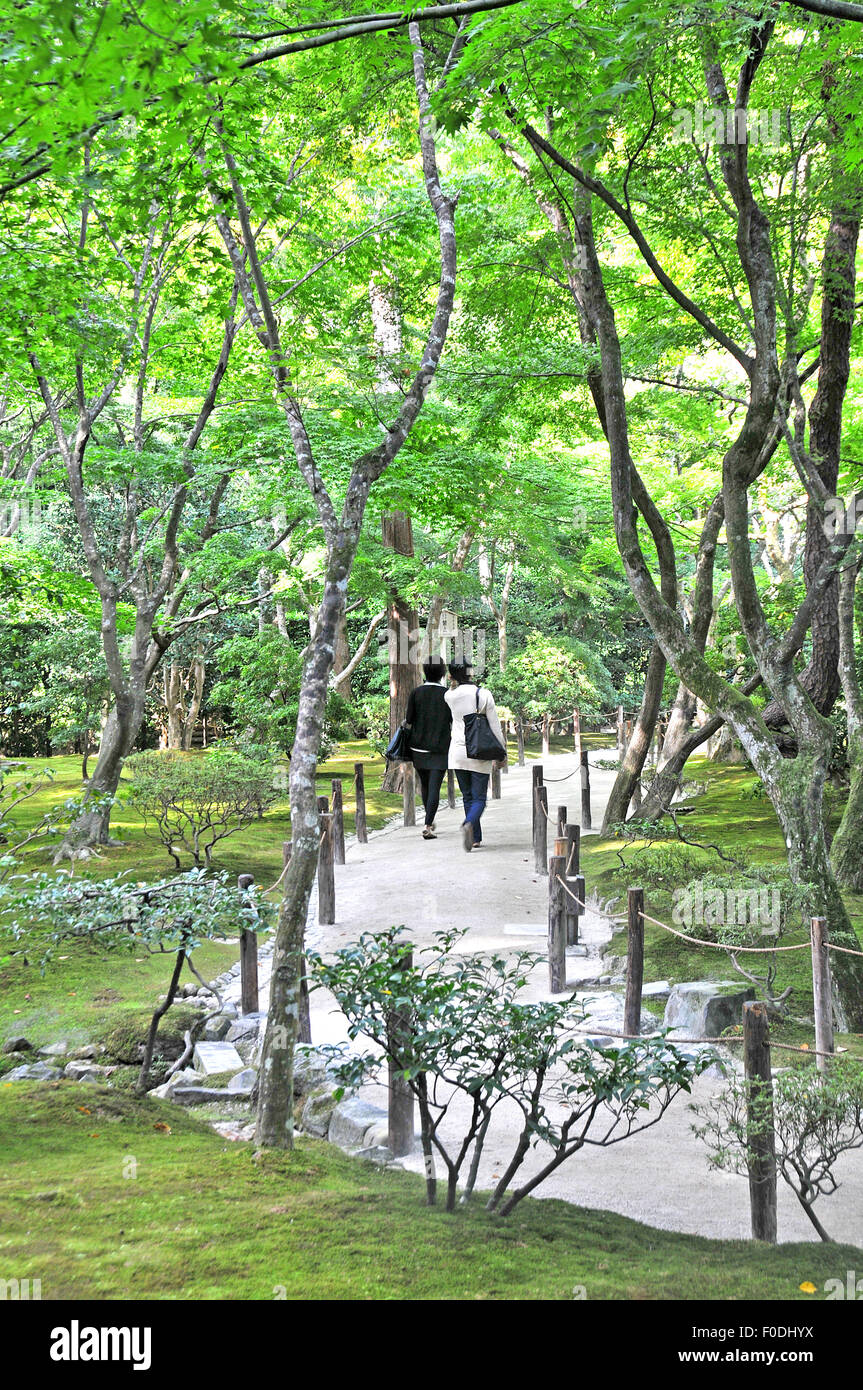 Frauen gehen im Garten Kyoto Japan Stockfoto