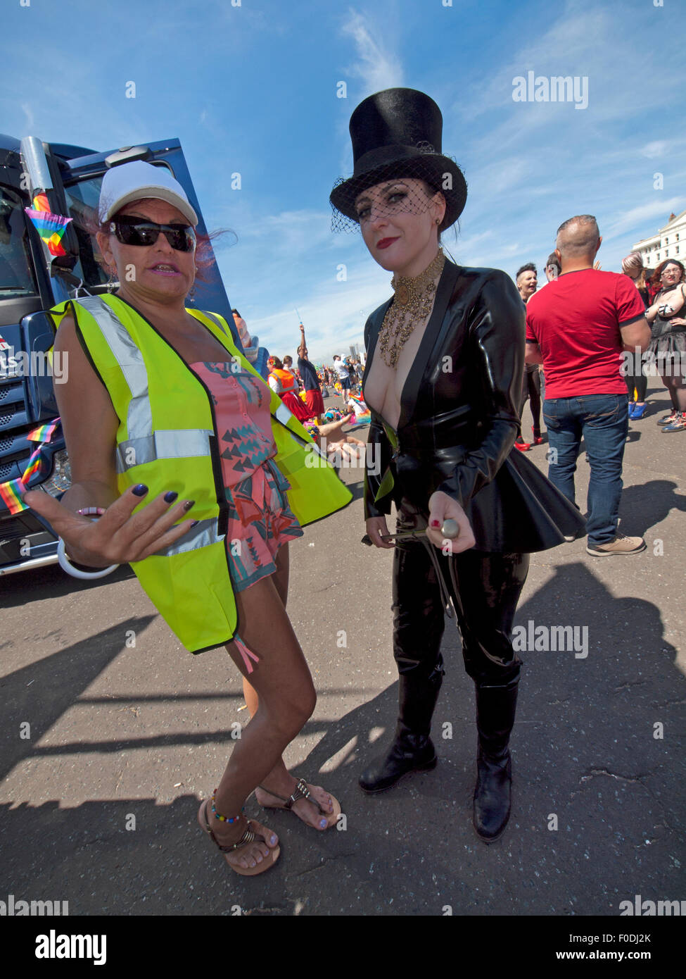 Nachtschwärmer montieren an Hove Strandpromenade für Brighton Gay Pride 2015 Stockfoto