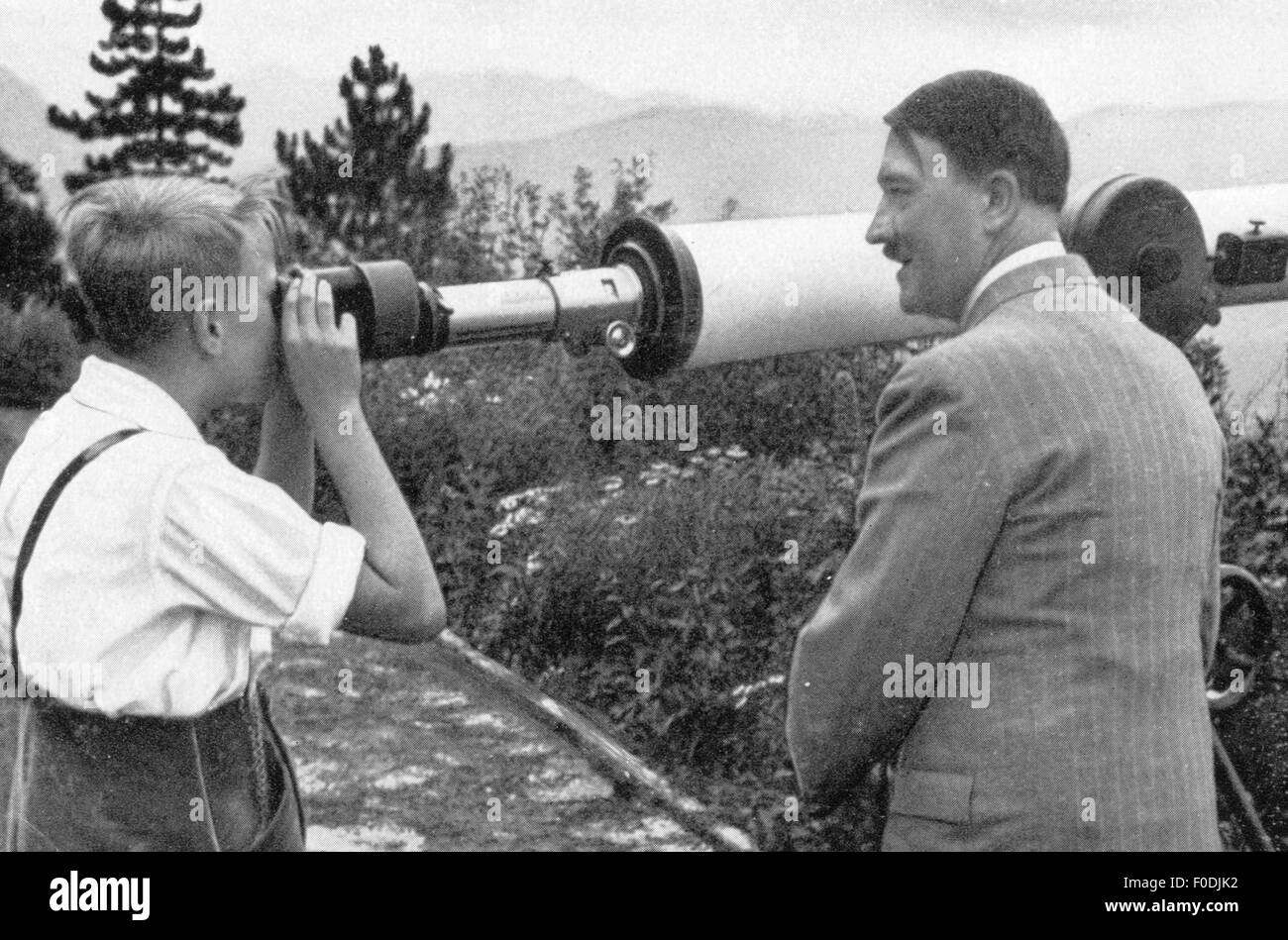 Hitler, Adolf, 20.4.1889 - 30.4.1945, deutscher Politiker (NSDAP), Reichskanzler 30.1.1933 - 30.4.1945, am Obersalzberg, ein Junge, der durch das Fernrohr schauen durfte, um 1935, Stockfoto