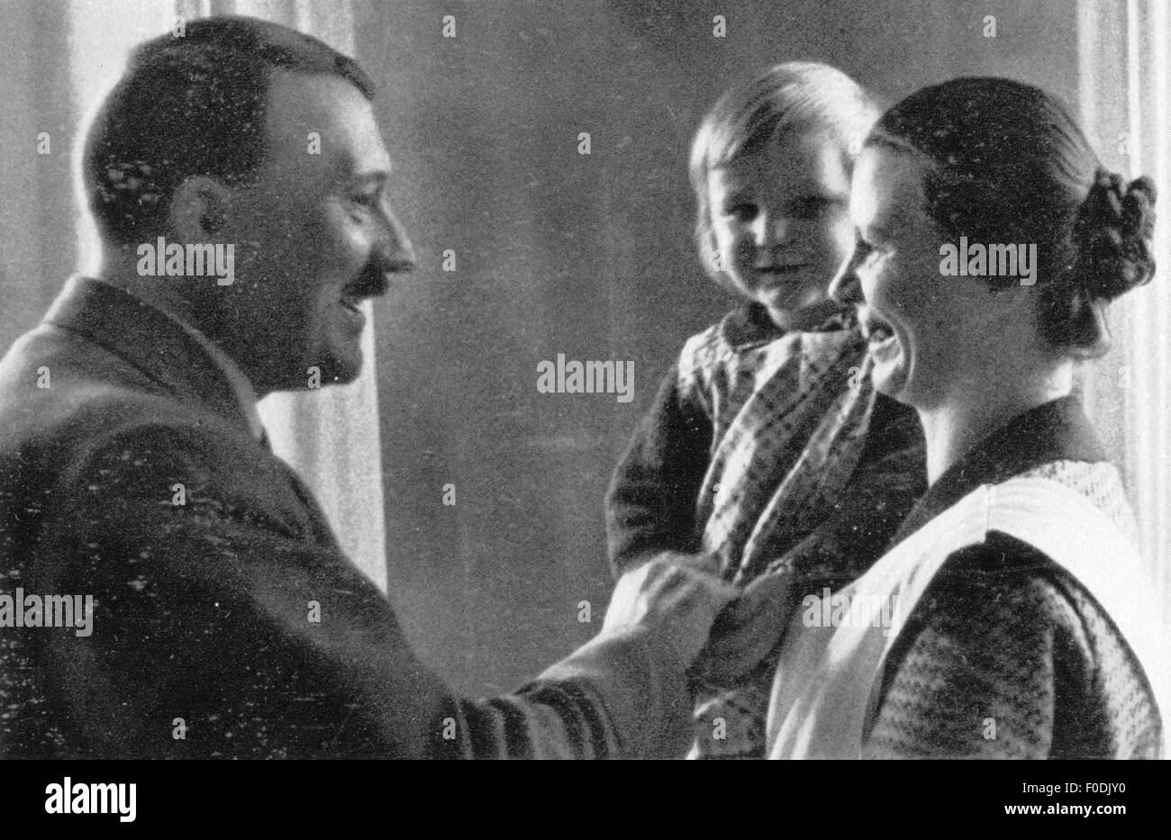 Hitler, Adolf, 20.4.1889 - 30.4.1945, deutscher Politiker (NSDAP), Reichskanzler 30.1.1933 - 30.4.1945, am Obersalzberg, grüßt eine Frau mit ihrer Tochter, ca. 1935, Stockfoto