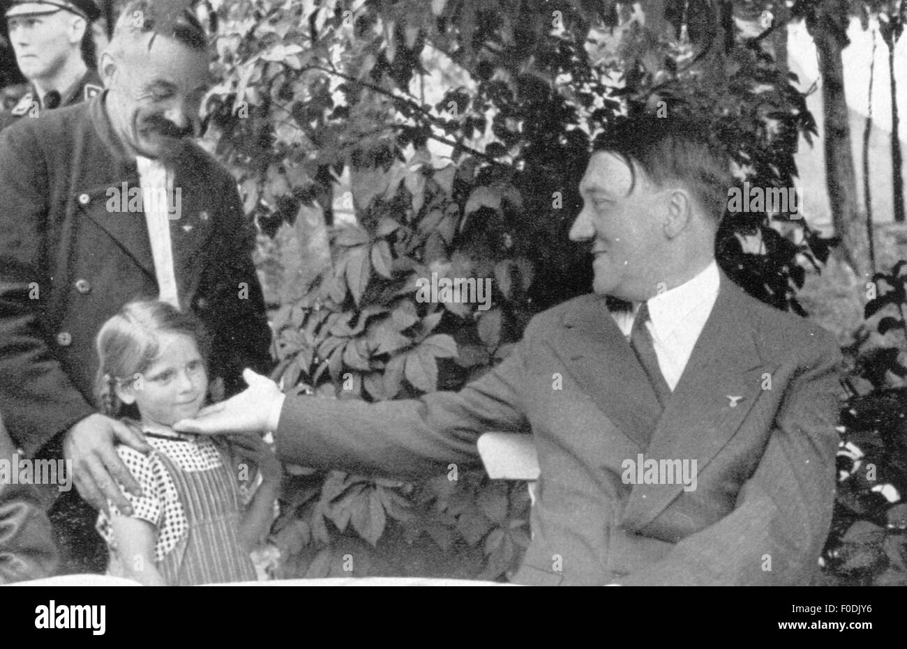 Hitler, Adolf, 20.4.1889 - 30.4.1945, deutscher Politiker (NSDAP), Reichskanzler 30.1.1933 - 30.4.1945, am Obersalzberg, grüßt einen alten Mann mit seiner Enkelin, um 1935, Stockfoto