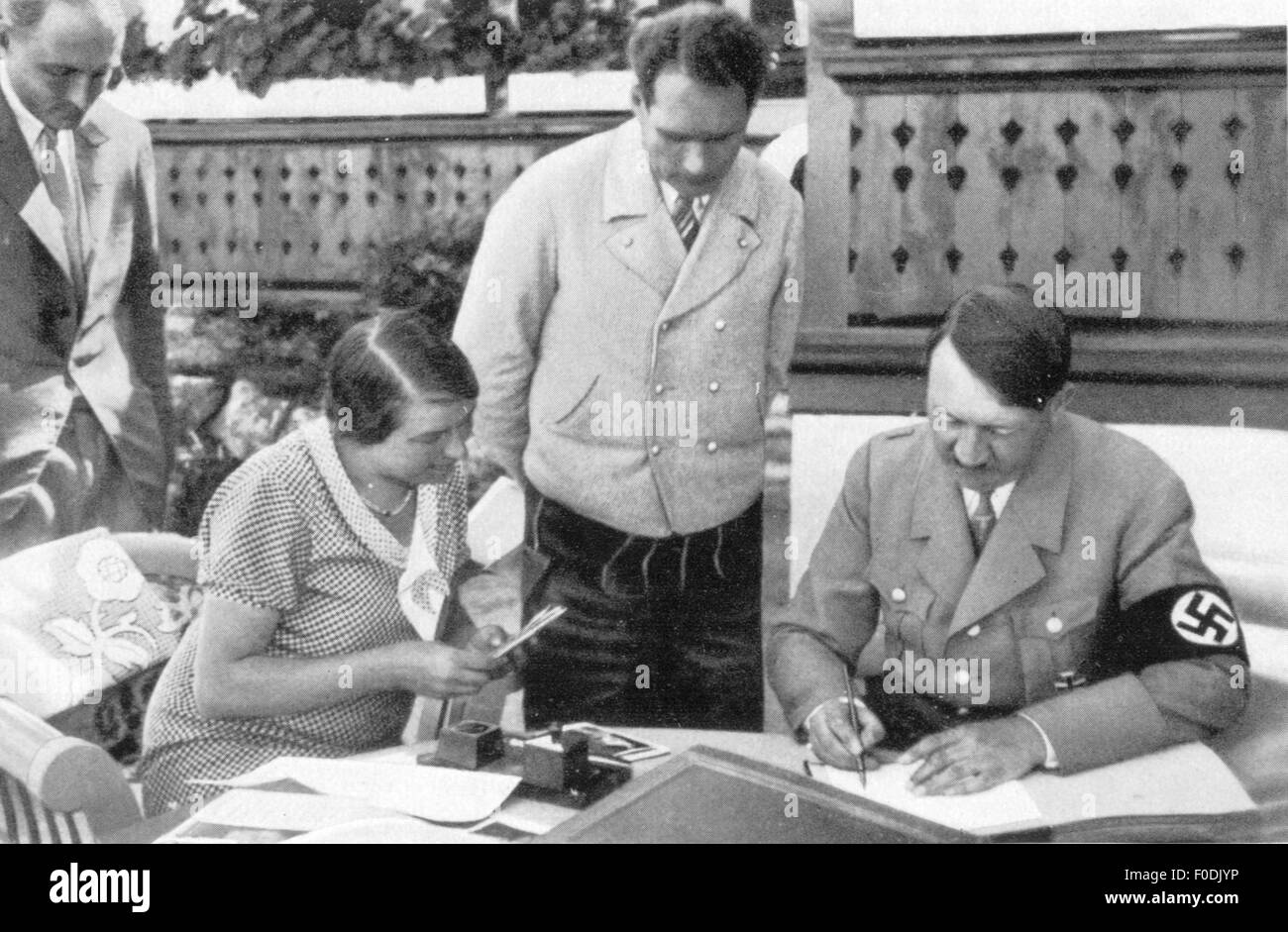 Hitler, Adolf, 20.4.1889 - 30.4.1945, deutscher Politiker (NSDAP), Reichskanzler 30.1.1933 - 30.4.1945, am Obersalzberg, mit Rudolf Hess (Zentrum), ca. 1935, Stockfoto