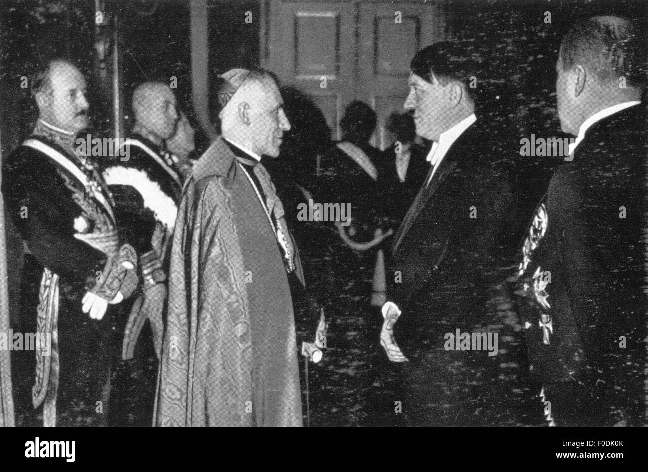 Hitler, Adolf, 20.4.1889 - 30.4.1945, deutscher Politiker (NSDAP), Reichskanzler 30.1.1933 - 30.4.1945, mit dem Apostolischer Nuntius Erzbischof Cesare Orsenigo, Neujahrsempfang, Kanzleramt des Reiches, Berlin, Januar 1935, Stockfoto
