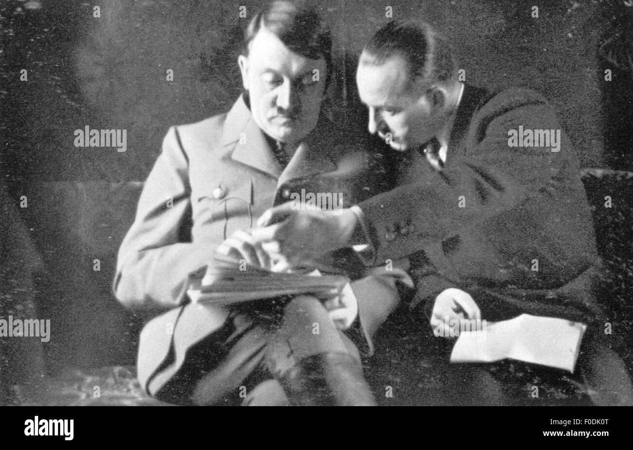 Hitler, Adolf, 20.4.1889 - 30.4.1945, deutscher Politiker, (, NSDAP), Reichspressekanzler 30.1.1933 - 30.4.1945, mit Reichspressechef der Reichspressekanzlei Otto Dietrich, Berlin, ca. 1935, Stockfoto