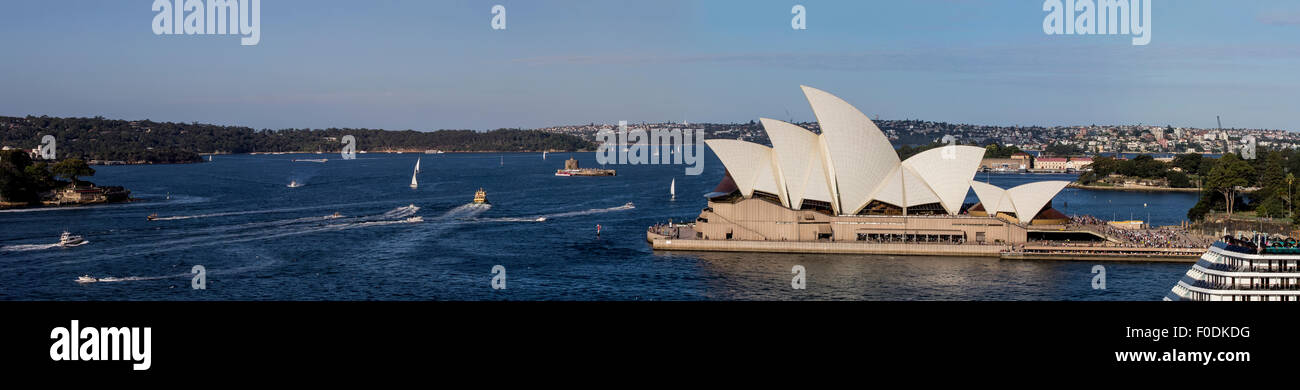 Traditionelle Panoramablick auf Sydney Opera House und umliegenden Hafen. Sydney, New South Wales, Australien. Stockfoto
