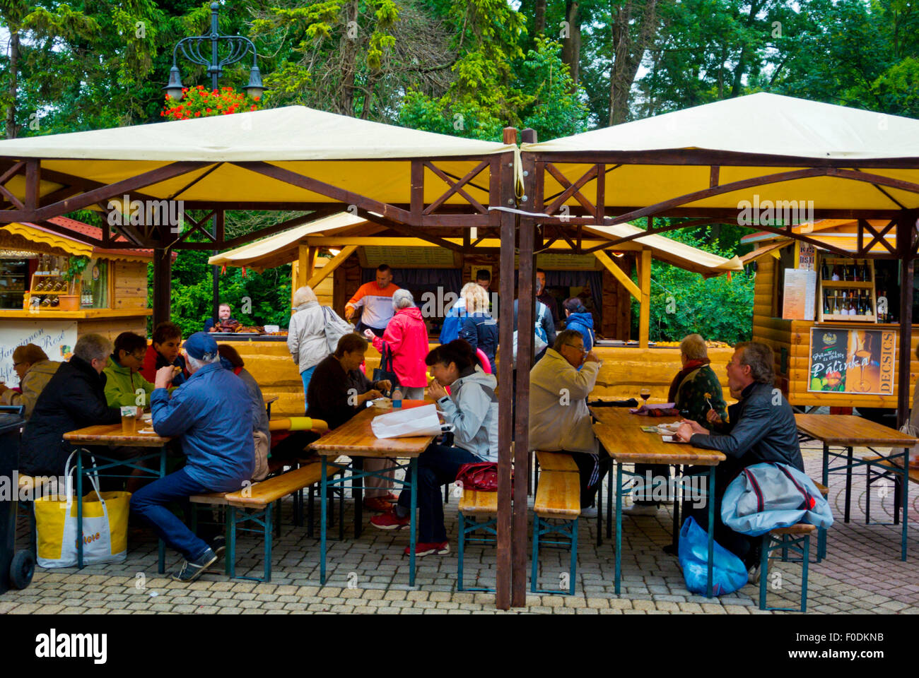 Tische zum Essen und trinken, Deak ter, Hauptplatz, Heviz, in der Nähe von  Plattensee, Ungarn, Europa Stockfotografie - Alamy