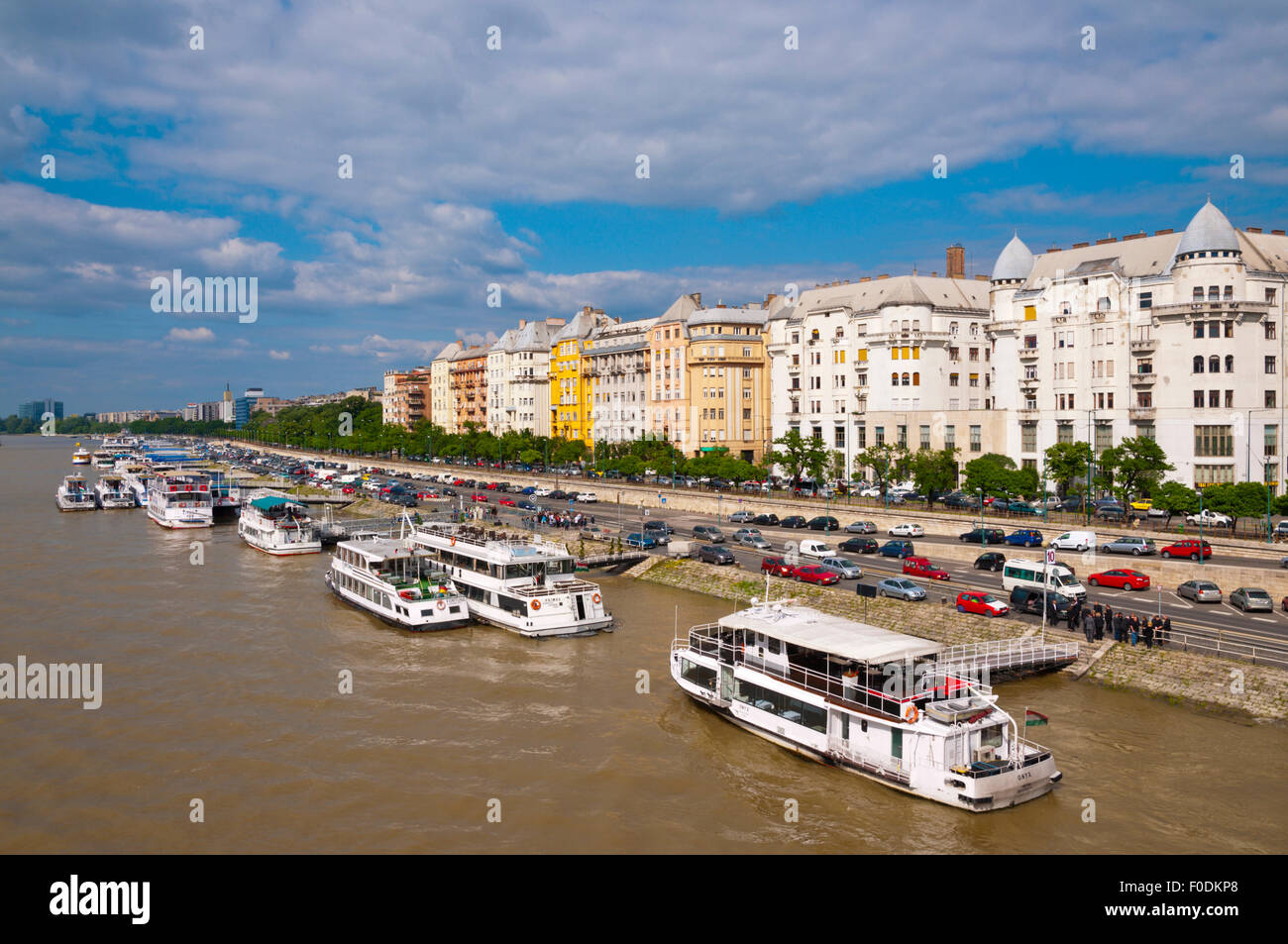 Boote und Wohngebäude, Jazmai Mari ter Pier, Danube am Flussufer, zentrale Budapest, Ungarn, Europa Stockfoto