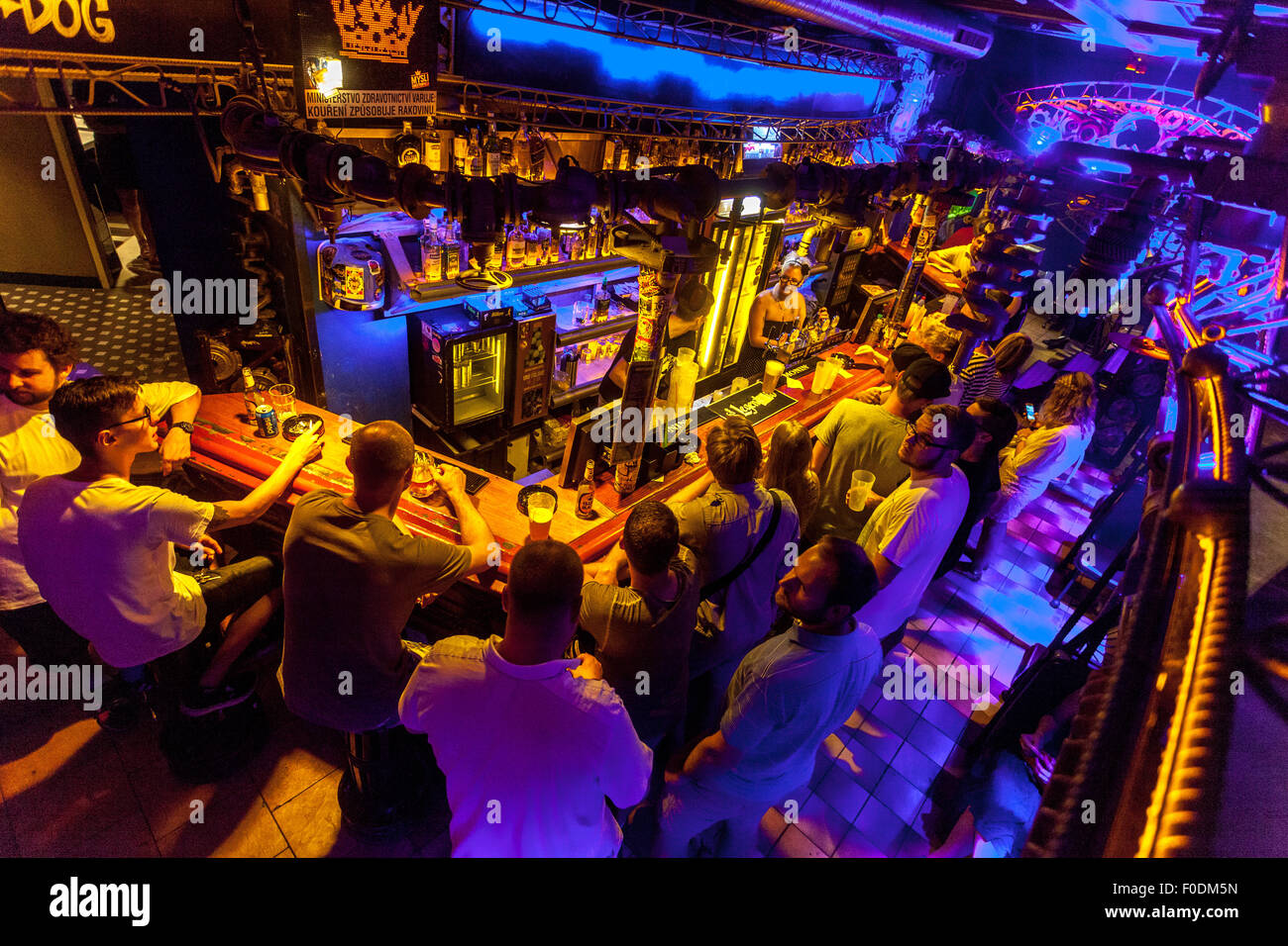 Prager Nachtleben in Cross Club, Musik Club, Nachtleben in Prag in der  Tschechischen Republik Stockfotografie - Alamy