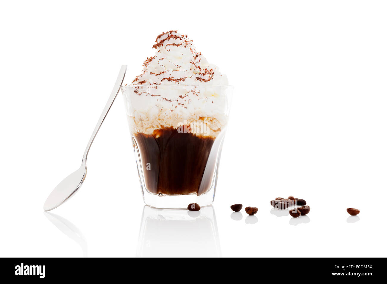 Wiener Kaffee. Wiener Kaffee im Glas mit Kaffeebohnen isoliert auf weißem Hintergrund mit Reflexion. Traditionellen Kaffee trinken Stockfoto