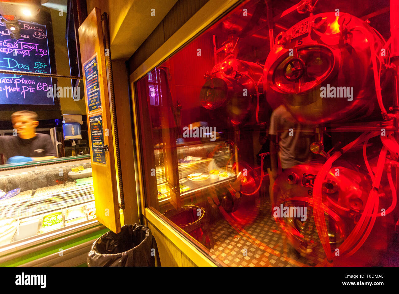 Bier in Tanks in Cross Club, Tankbar Prag Holesovice Stockfoto