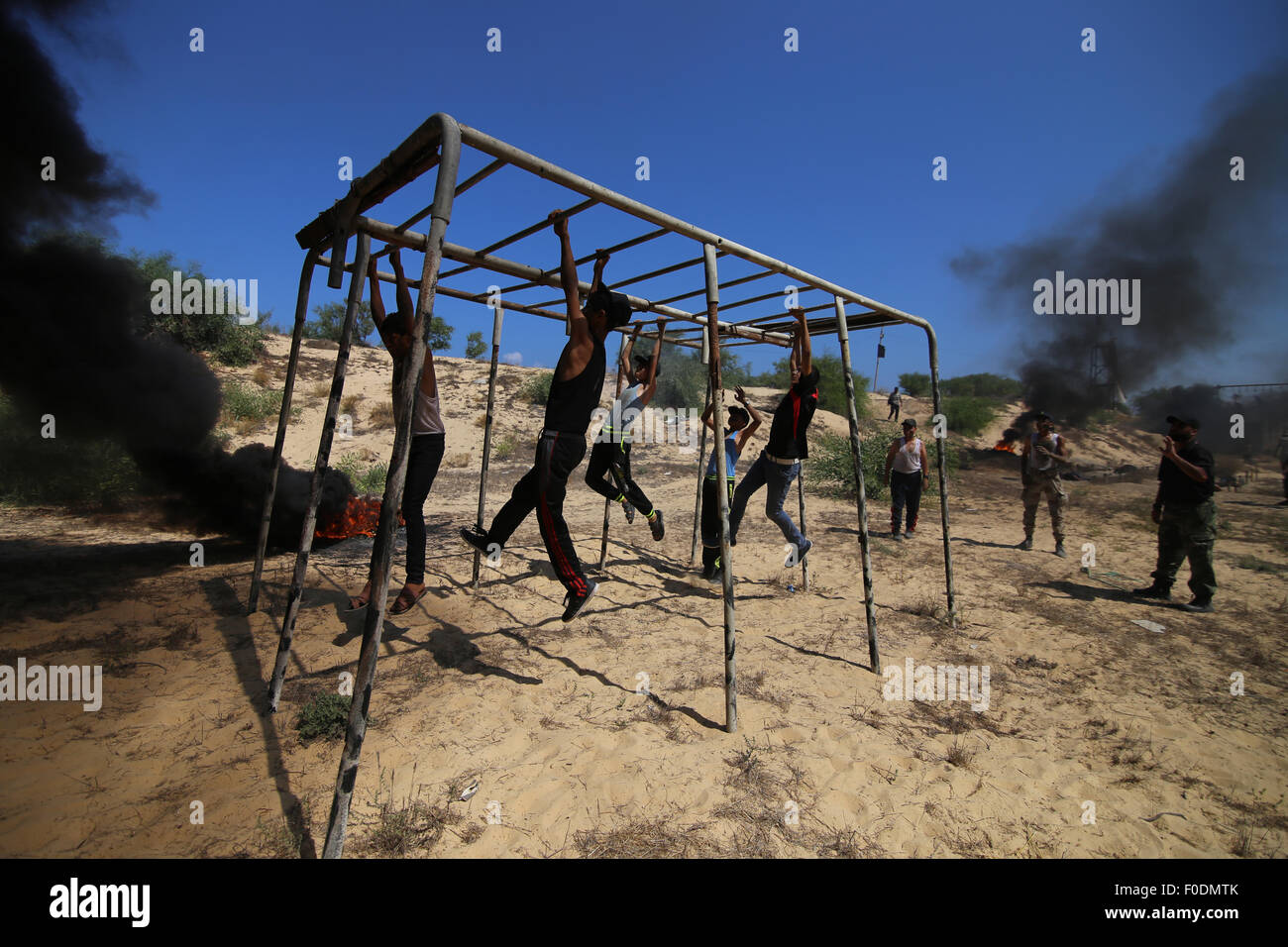 (150813)--GAZA, 13. August 2015 (Xinhua)--Palästinenser an eine militärische Übung in einem Sommerlager, organisiert von Islamischer Dschihad-Bewegung, in der südlichen Gaza Strip Stadt des Khan Younis, 13. August 2015 teilnehmen. (Xinhua/Khaled Omar) Stockfoto