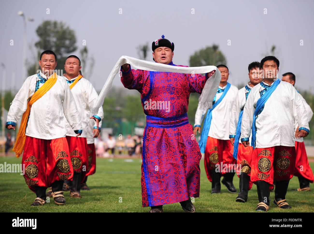 (150813)--ORDOS, 13. August 2015 (Xinhua)--Athleten aus Norden Chinas autonomen Region Innere Mongolei führen Ordos-Stil während der 10. nationalen traditionellen Spiele der ethnischen Minderheiten Chinas in Ordos, Nord-China autonomen Region Innere Mongolei, 13. August 2015 Ringen. Athleten aus verschiedenen Delegationen präsentiert eine breite abwechslungsreiche Ourdoor Auftritte während der 10. chinesischen ethnischen Spiele, die die Kultur der ethnischen Minderheiten Chinas zu zeigen. (Xinhua/Lian Zhen) Stockfoto