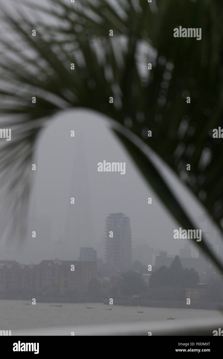 Starker Regen trifft London, Themse, Tower Bridge und Splitter in Ferne verdeckt in Wolke zeigt. London, UK. Stockfoto