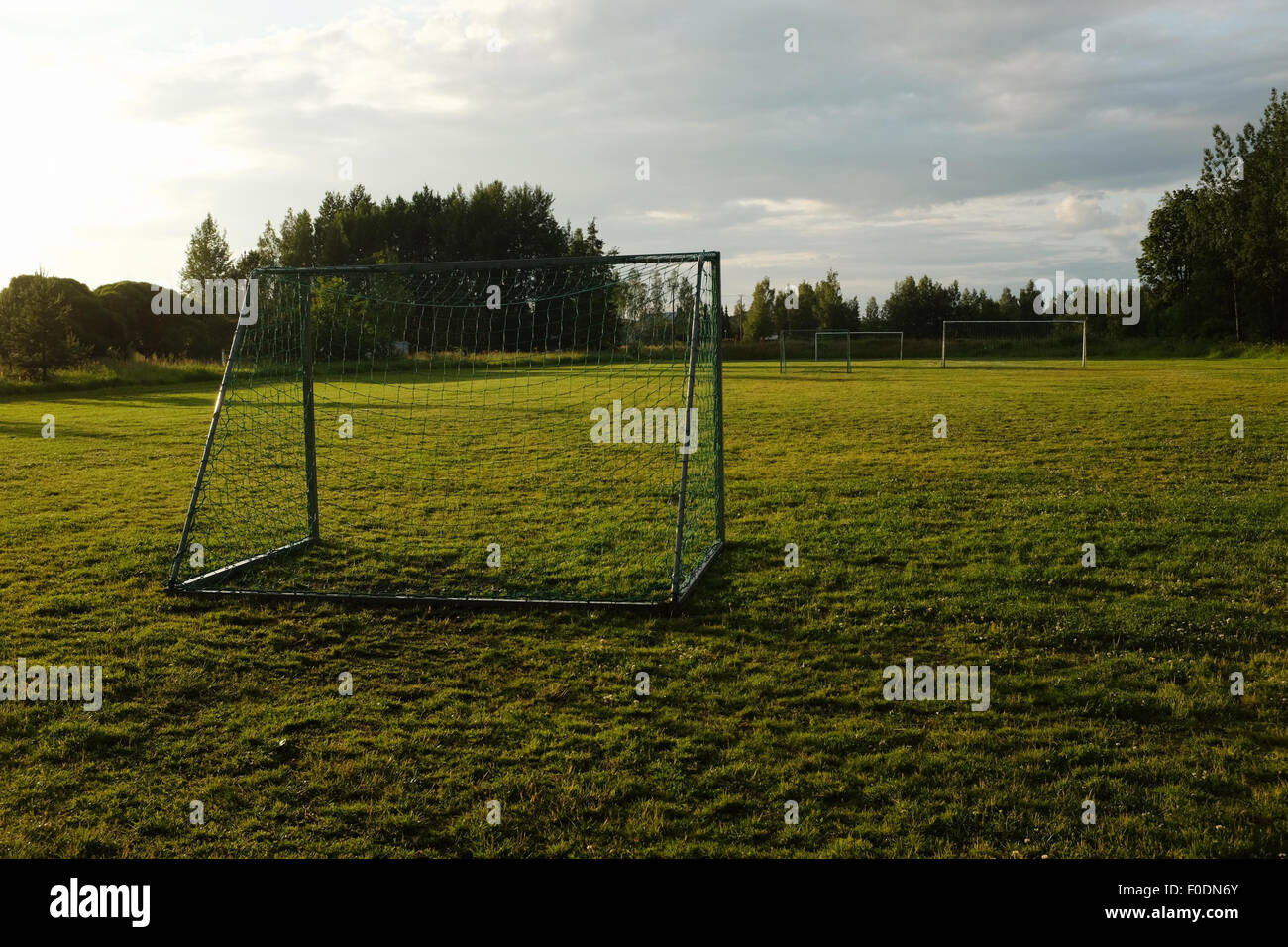 Fußballtor auf dem Dorf-Sportplatz Stockfoto