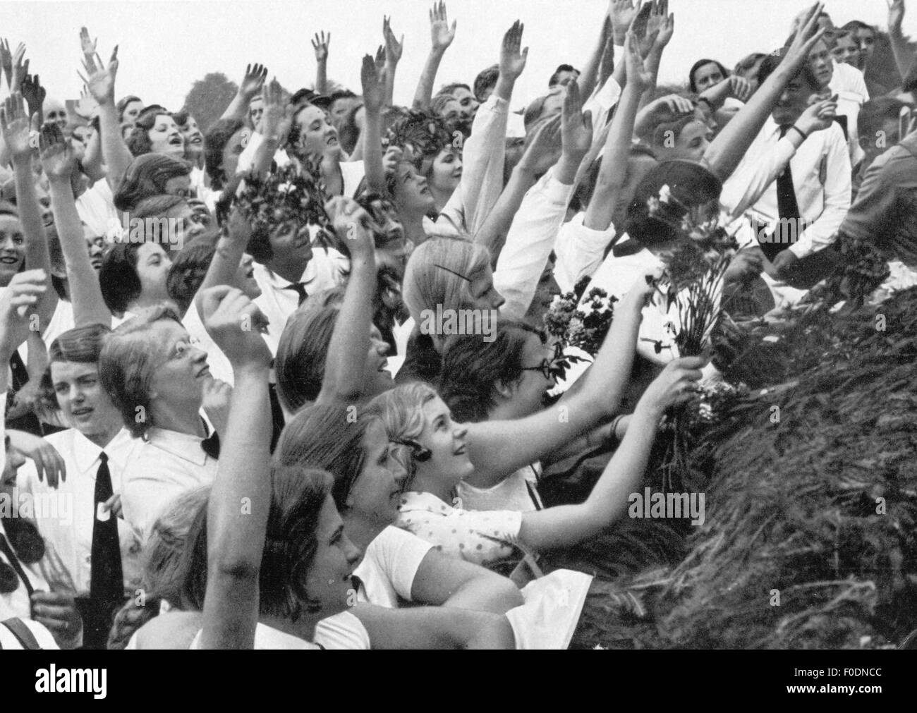 Nationalsozialismus / Nationalsozialismus, Menschen, Frauen am Straßenrand jubeln Adolf Hitler zu, um 1935, Zusatz-Rechte-Clearences-nicht vorhanden Stockfoto