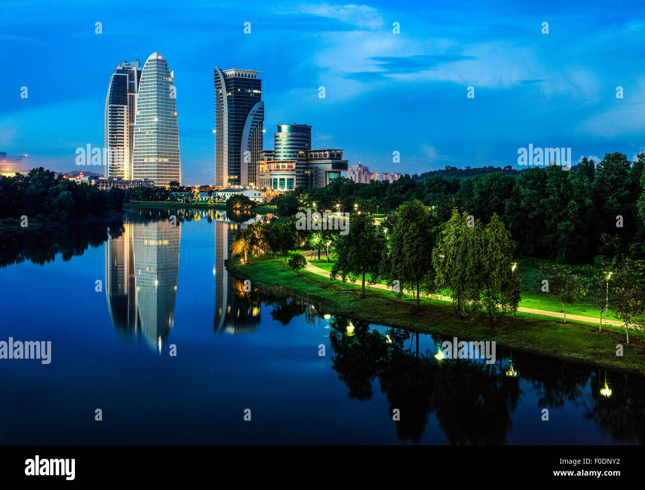 Putrajaya - Regierung Hauptstadt von Malaysia während der Dämmerung. Stockfoto