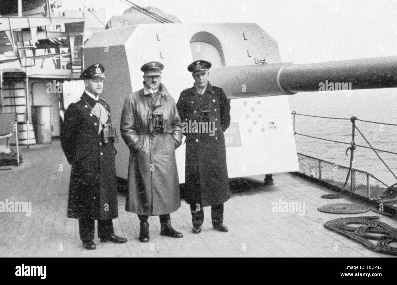 Hitler, Adolf, 20.4.1889 - 30.4.1945, deutscher Politiker (NSDAP), Reichskanzler 30.1.1933 - 30.4.1945, beim Besuch eines Kriegsschiffs, mit Offizieren, ca. 1935, Stockfoto