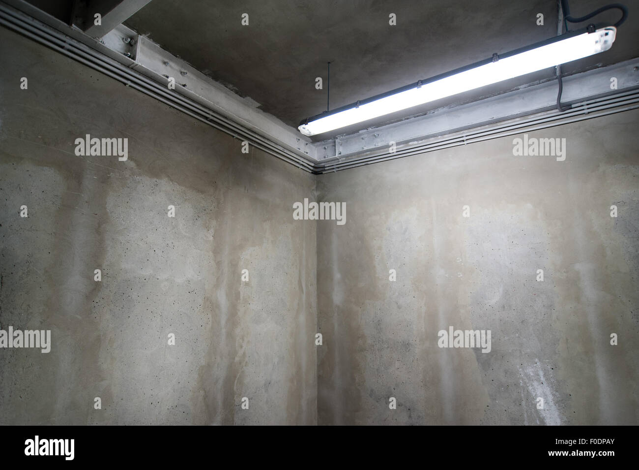 Rohe Betonwände, Bild geeignet für Nutzung im Hintergrund, Ecke anzeigen. Stockfoto