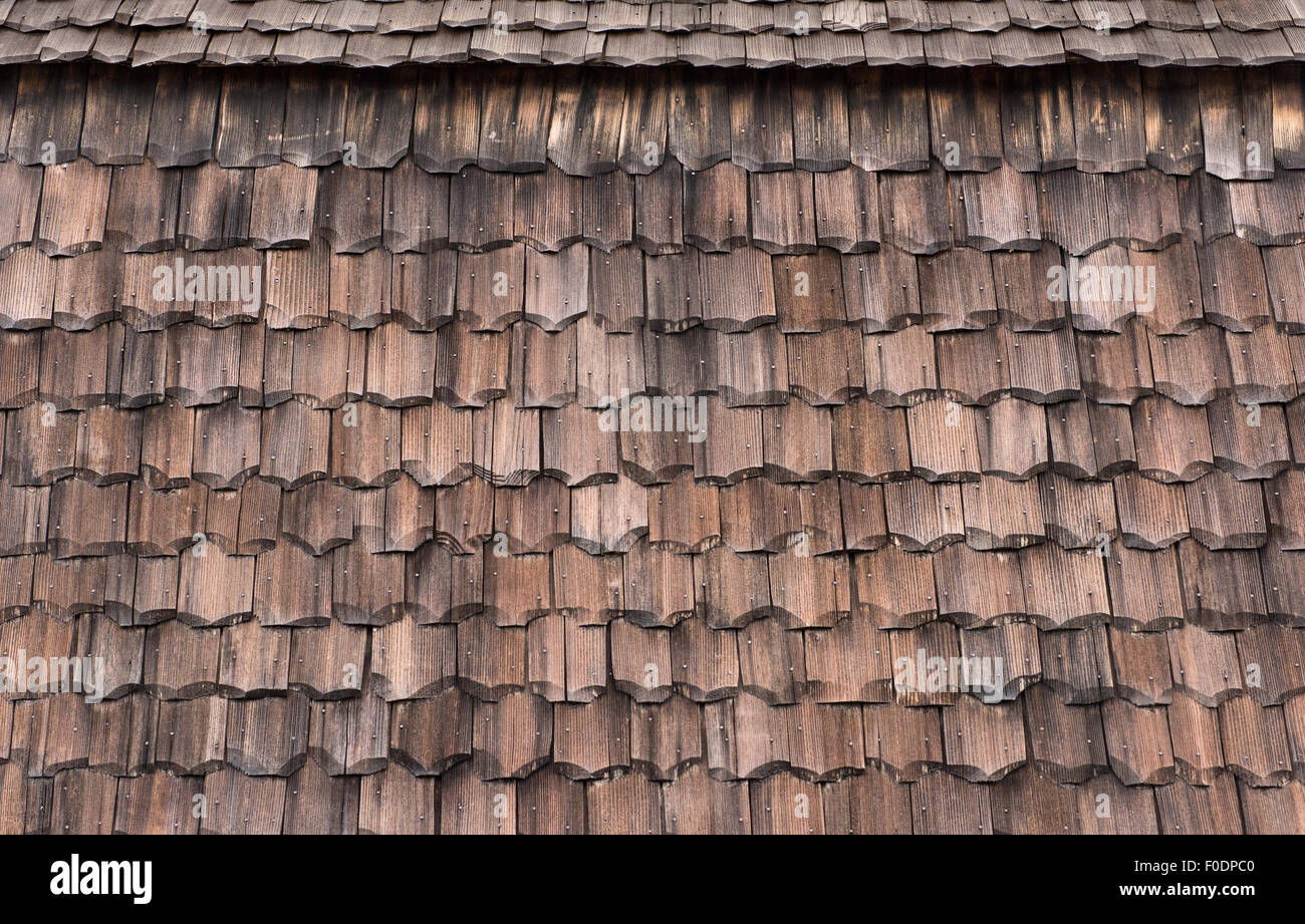 Rustikal traditionelles Schindeldach Hintergrund. Traditionelle vintage Dachterrasse, Bild für den Hintergrund verwenden. Stockfoto