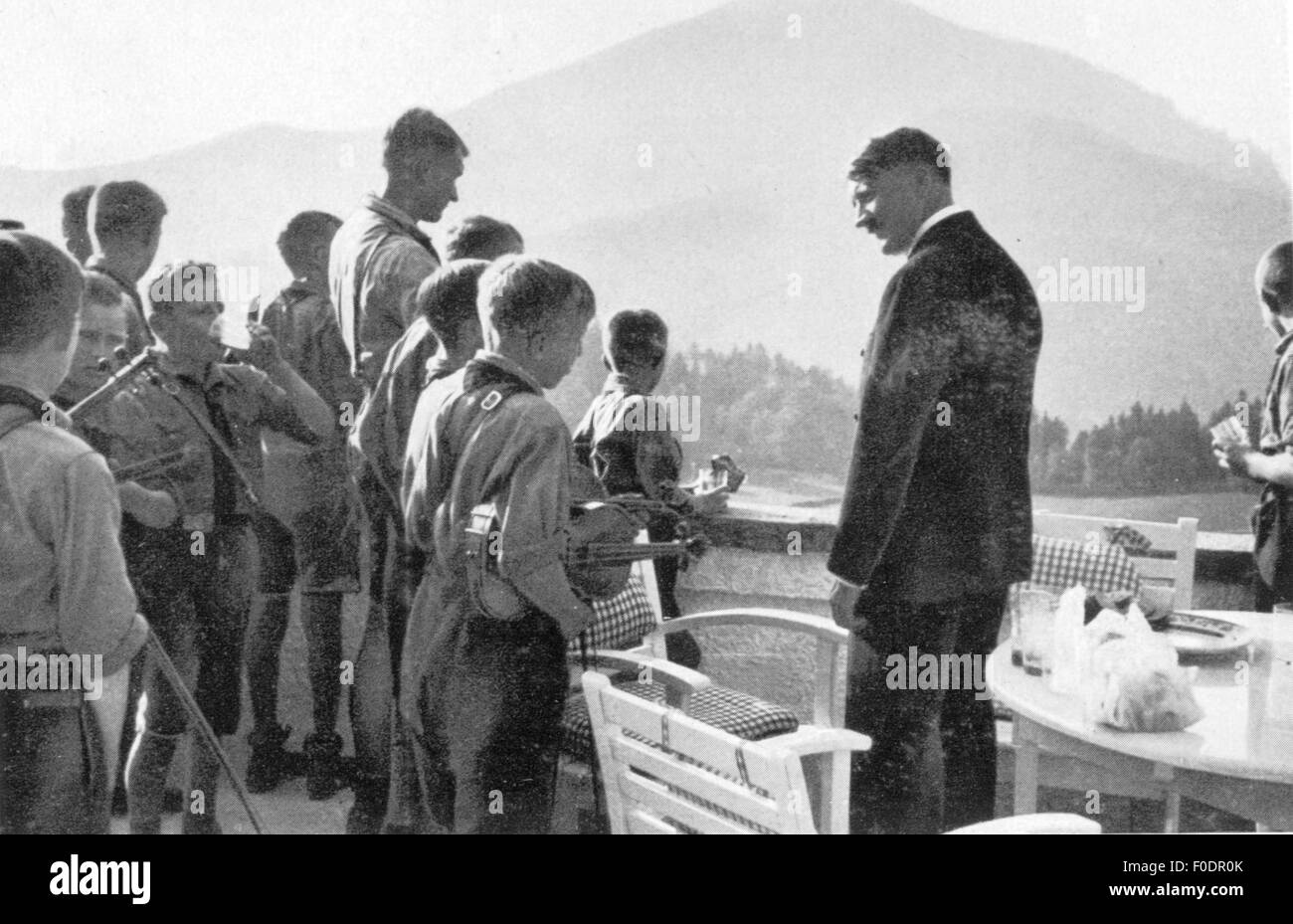 Hitler, Adolf, 20.4.1889 - 30.4.1945, deutscher Politiker (NSDAP), Reichskanzler 30.1.1933 - 30.4.1945, am Obersalzberg, Besuch der Hitlerjugend, ca. 1935, Stockfoto