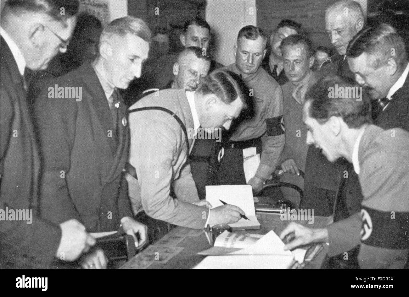 Hitler, Adolf, 20.4.1889 - 30.4.1945, deutscher Politiker (NSDAP), Reichskanzler 30.1.1933 - 30.4.1945, mit Joseph Goebbels, der etwa 1935 die alte Parteizentrale der NSDAP in Sterneckerblau, München besucht, Stockfoto