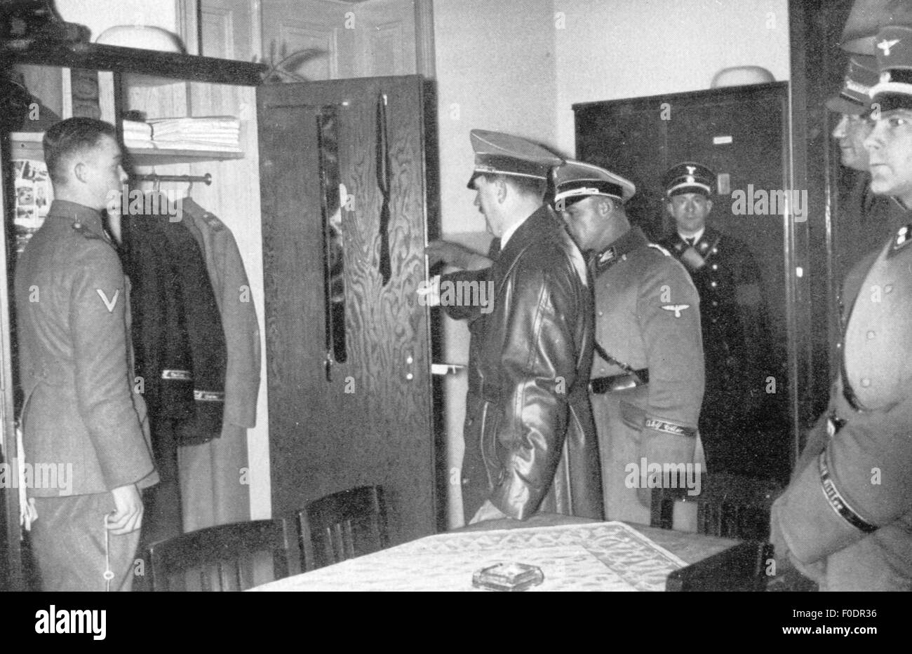 Hitler, Adolf, 20.4.1889 - 30.4.1945, deutscher Politiker (NSDAP), Reichskanzler 30.1.1933 - 30.4.1945, besucht die Leibstandarte "Adolf Hitler", Berlin-Lichterfelde, 1936, Stockfoto