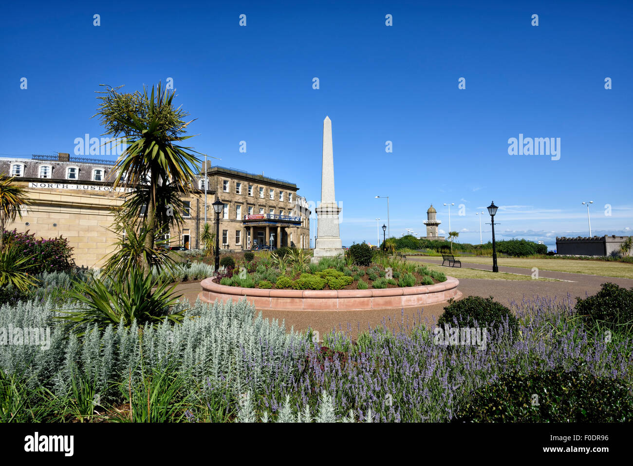 Euston Gärten mit Blick auf die North Euston Hotel in Fleetwood, Lancashire, UK Stockfoto