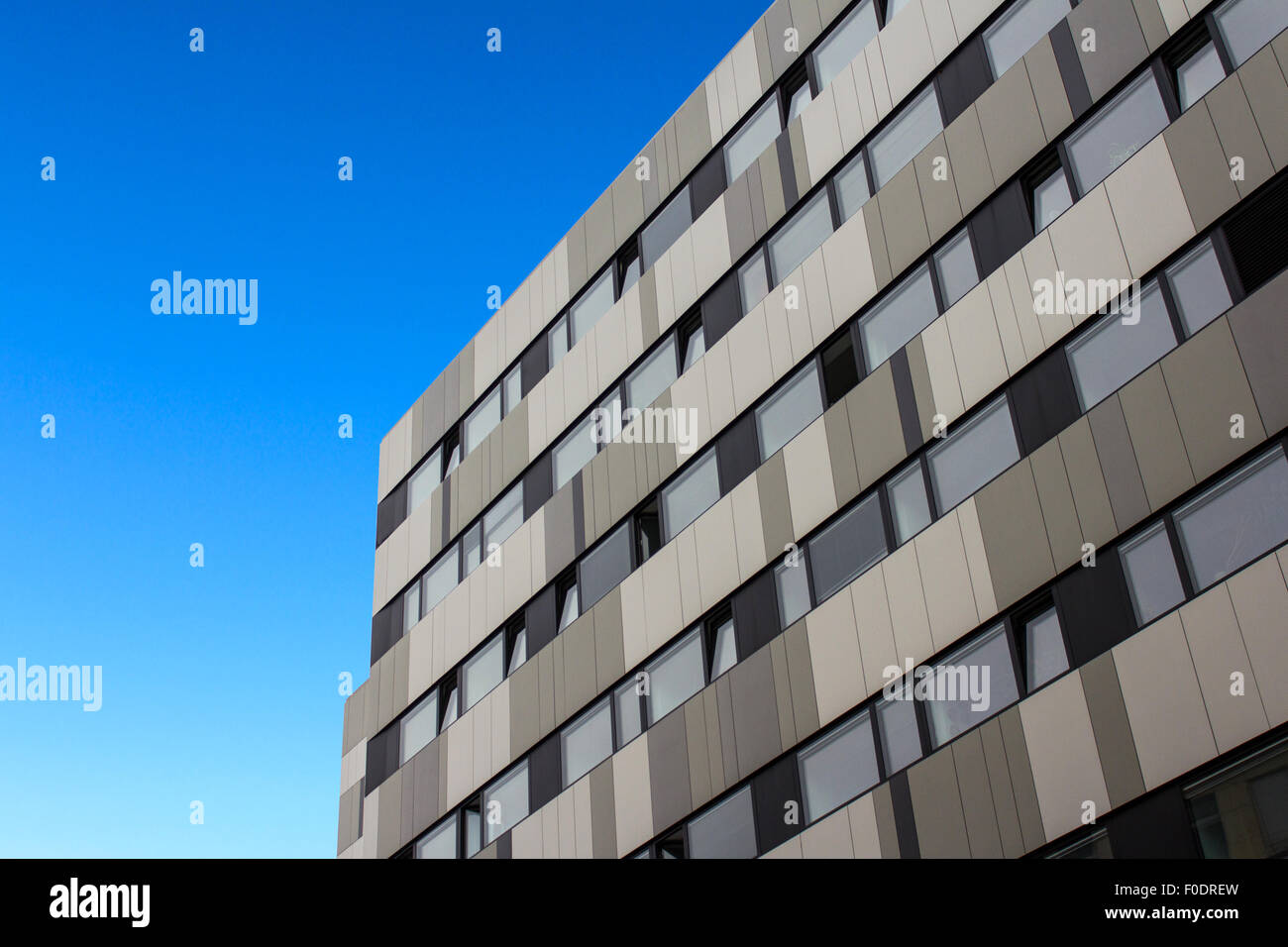 Büro-Gebäude-Fassade Stockfoto