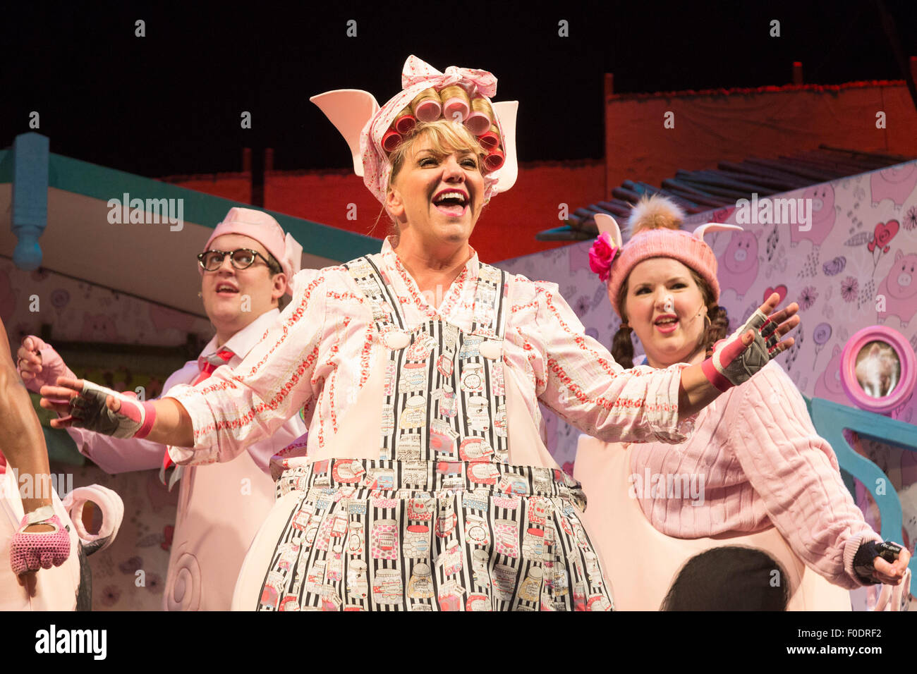 L-r: Daniel Buckley, Alison Jiear und Leanne Jones. West End Premiere der Kindergeschichte "The 3 Little Pigs" im Palace Theatre Darsteller Simon Webbe als Wolf, Alison Jiear als Mutter, Leanne Jones als Biene, Taofique Folarin als Bar und Daniel Buckley als Q. Die Show läuft vom 5 August bis 6. September 2015. Stockfoto