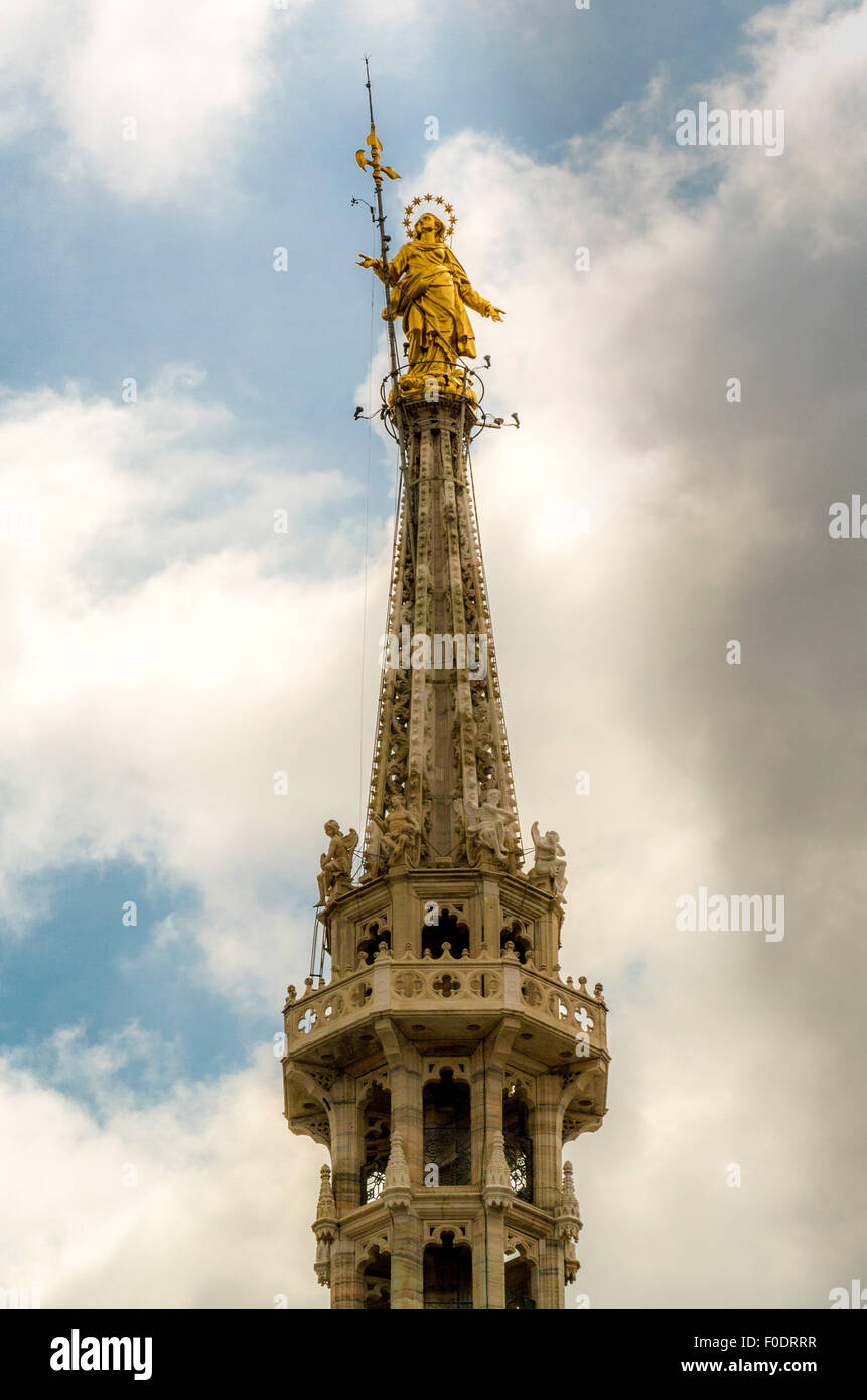 Blattgold bedeckt Statue der Jungfrau Maria auf der Turmspitze Madonnina, am Mailänder Dom. Stockfoto