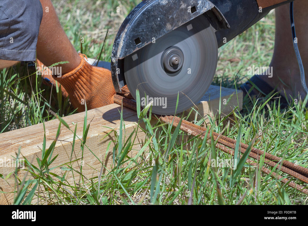 Arbeitnehmer Kürzungen Bewehrung kreisförmig macht sahen outdoor closeup Stockfoto