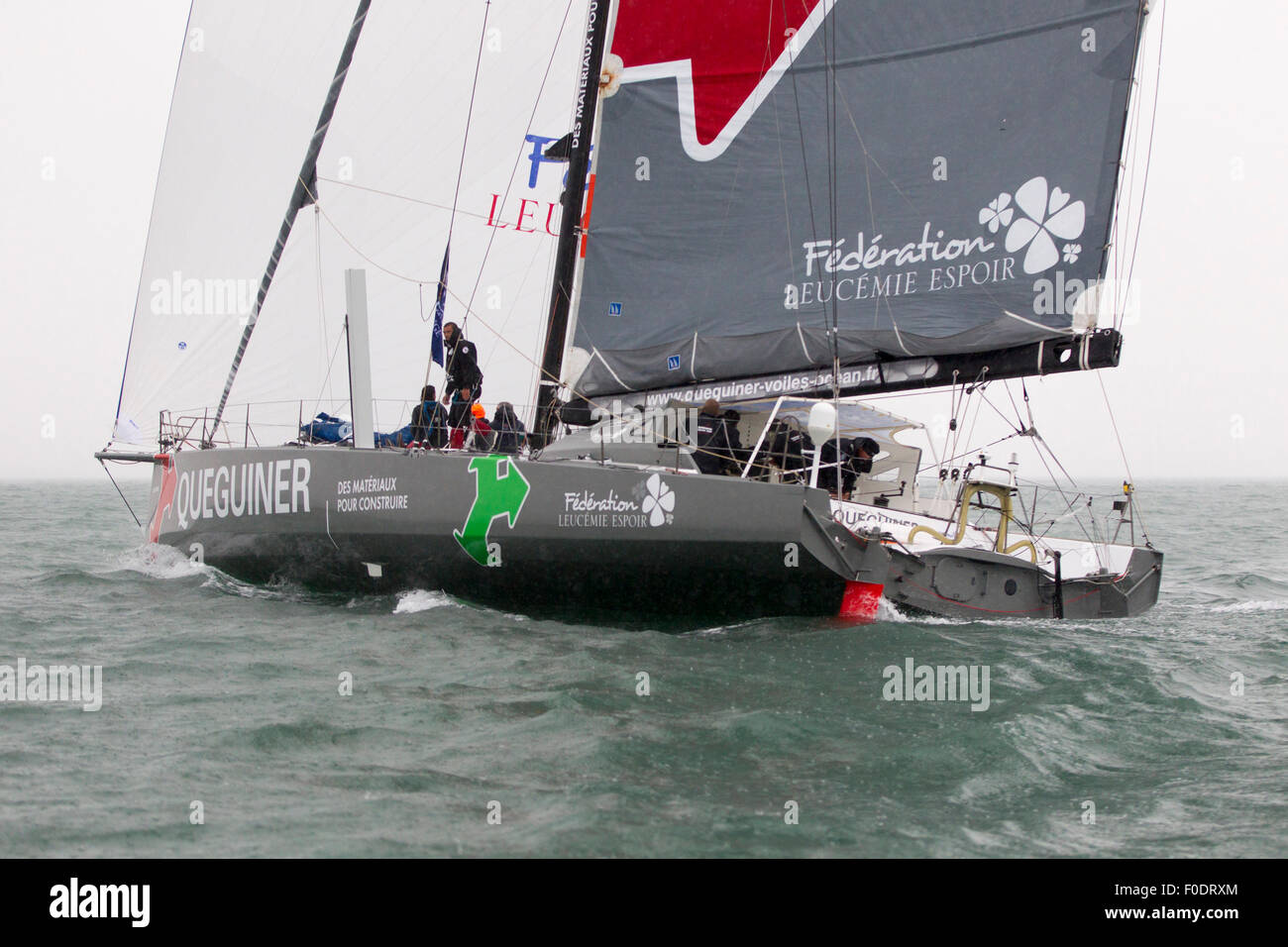 13.08.2015. Cowes, Isle Of Wight, England.  Das Einhüllen Imoca Groupe Queguiner-Leucemie Espoir (Yann Elies) fährt auf der Artemis Challenge 2015 Stockfoto