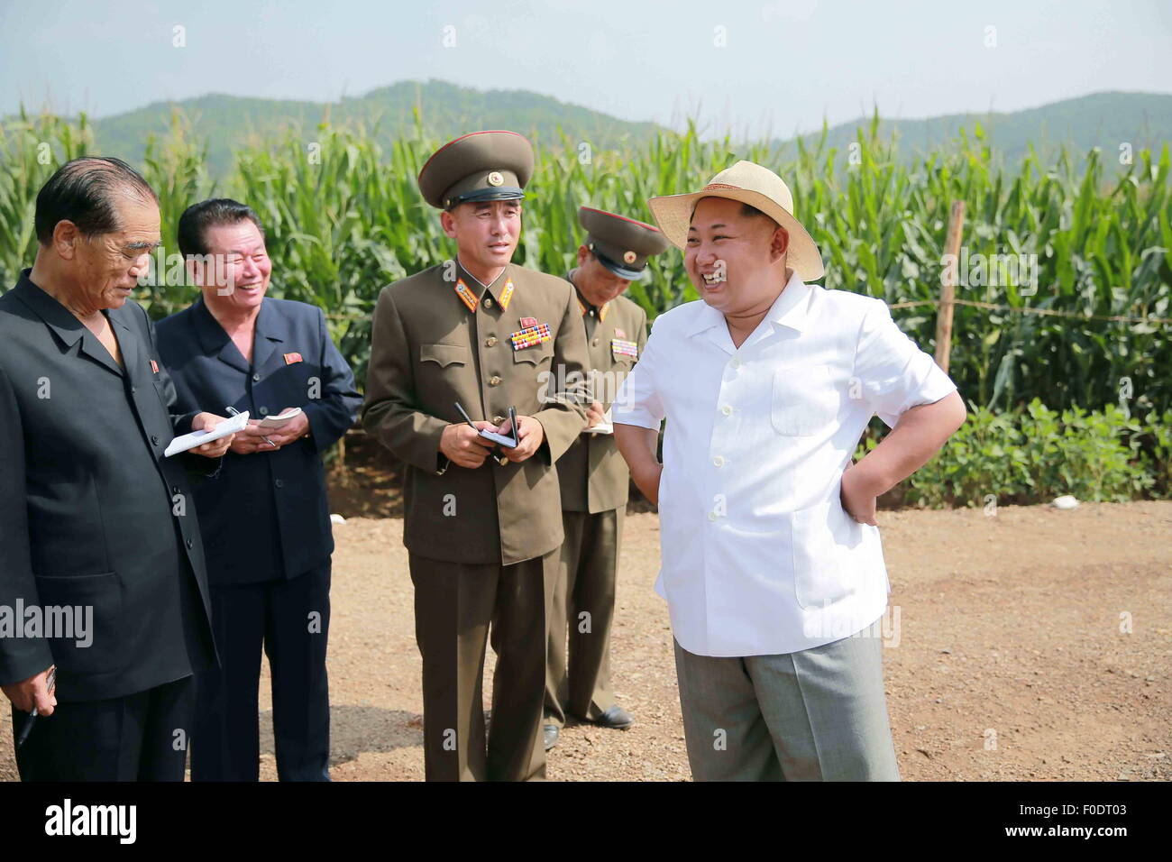Pyongyang. 13. August 2015. Foto zur Verfügung gestellt von Korean Central News Agency (KCNA) am 13. August 2015 zeigt Top-Leader der Demokratischen Volksrepublik Korea (DVRK) Kim Jong Un (1. R) vor kurzem Farm Nr. 1116 unter das koreanische Volk Armee (KPA) Einheit 810-Ort-Anleitung geben. © KCNA/Xinhua/Alamy Live-Nachrichten Stockfoto
