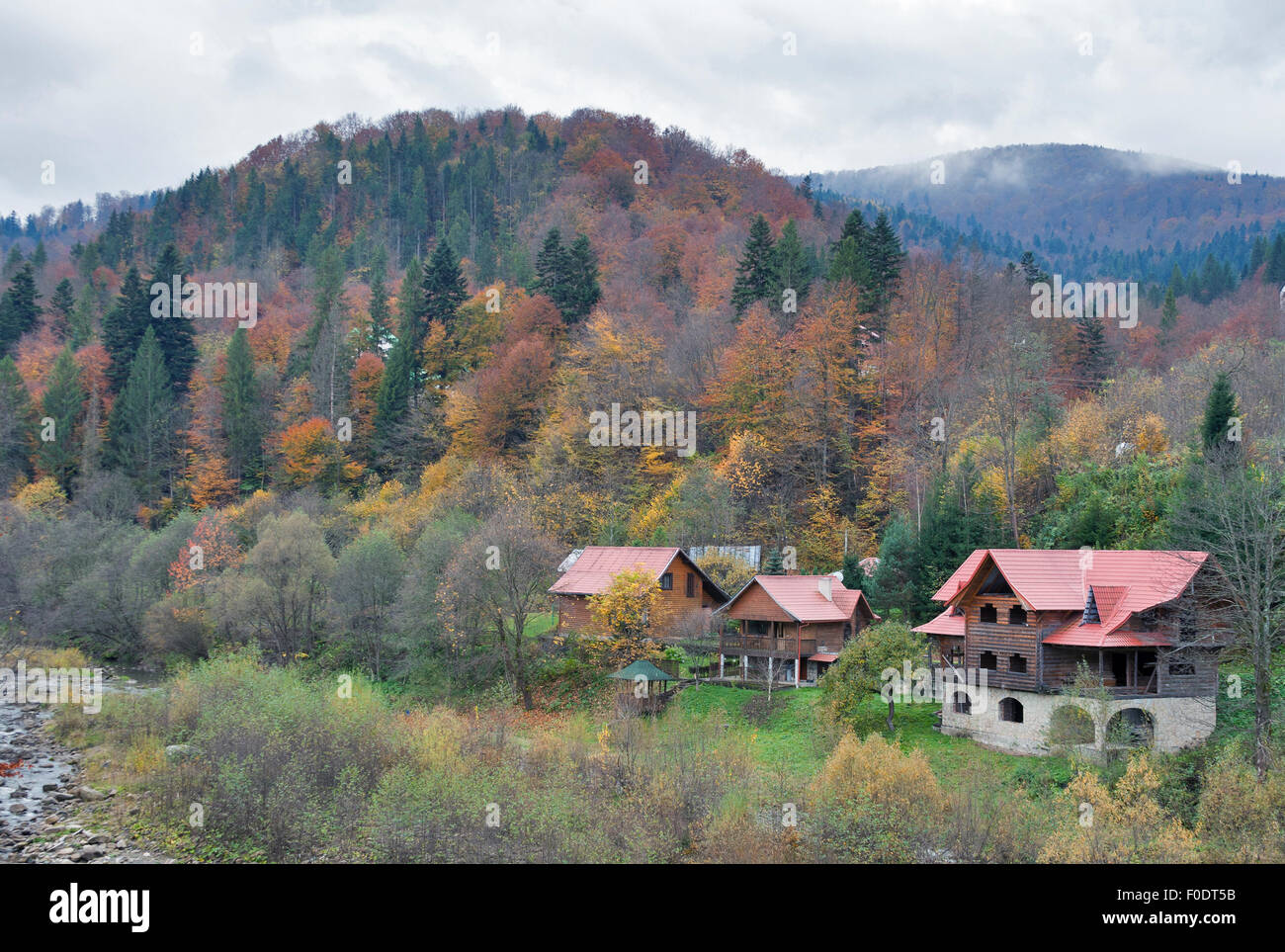 Jaremtsche Dorf und die Berge im Herbst, Karpaten, Ukraine. Stockfoto
