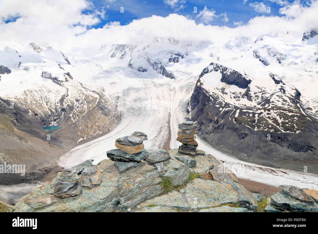Der Gornergletscher (Gornergletscher) in der Schweiz, zweitgrößte Gletscher in den Alpen, konzentrieren sich auf den Vordergrund Steinen Stockfoto