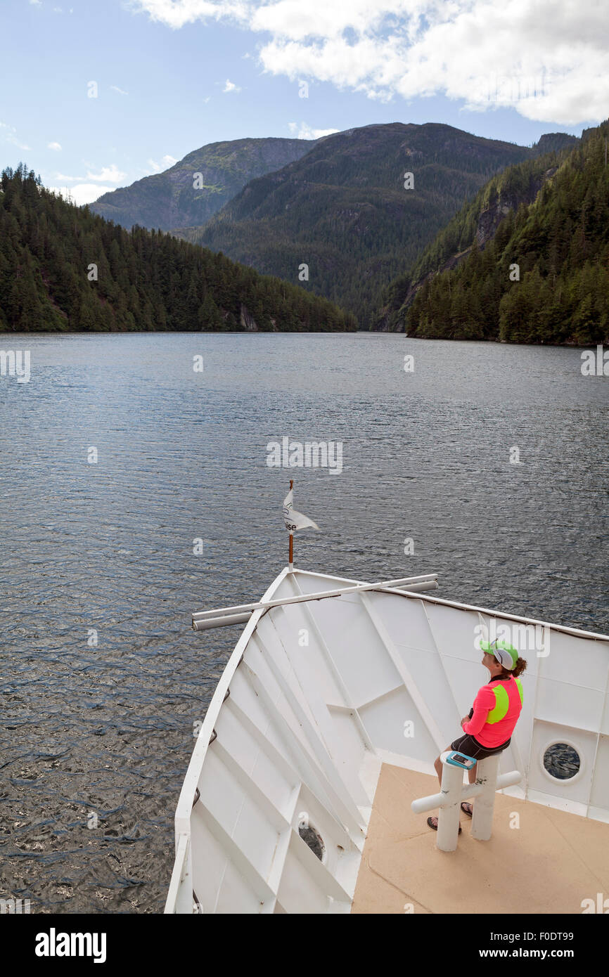 Ein Un - Abenteuer Kreuzfahrt Schiff Fahrgast genießt die unberührte Natur des südöstlichen Alaska. Stockfoto