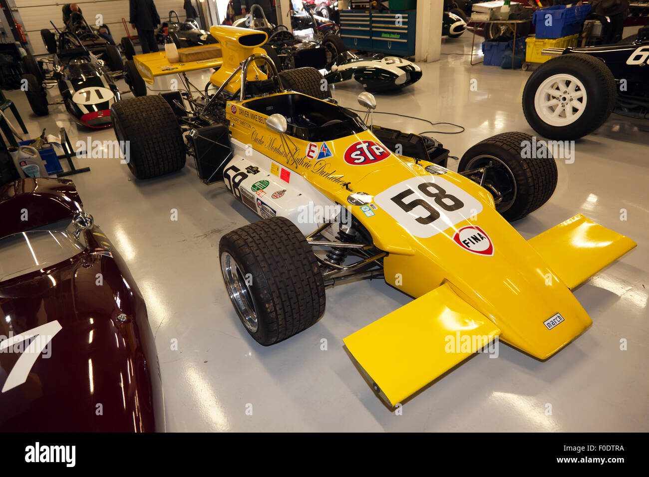 Ein 1972 März 721 Formel 1 Auto in der Garage National Fahrerlager bei der Silverstone Classic 2015 Stockfoto