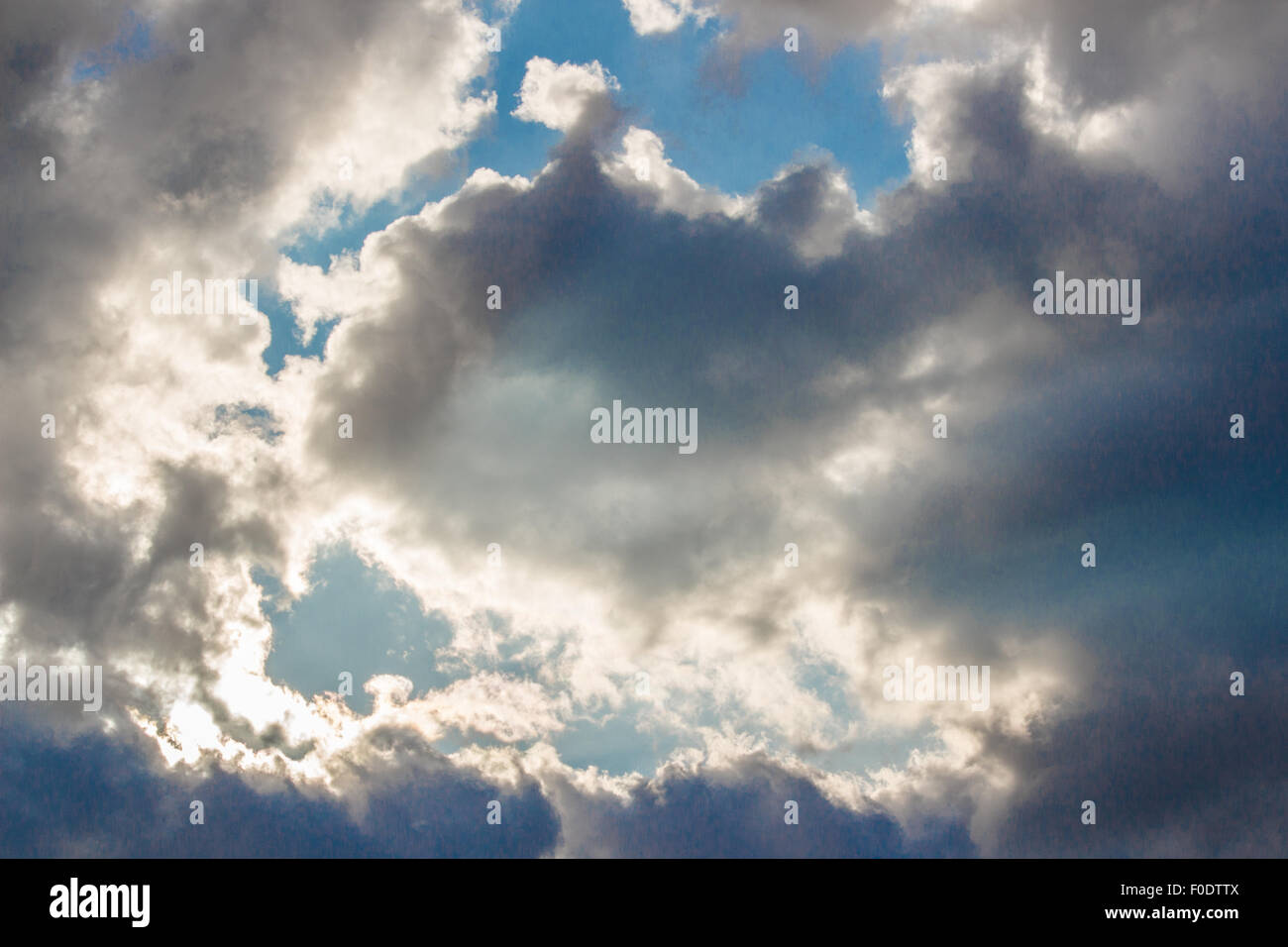 Dunkle Wolken bedecken den Himmel blu Stockfoto