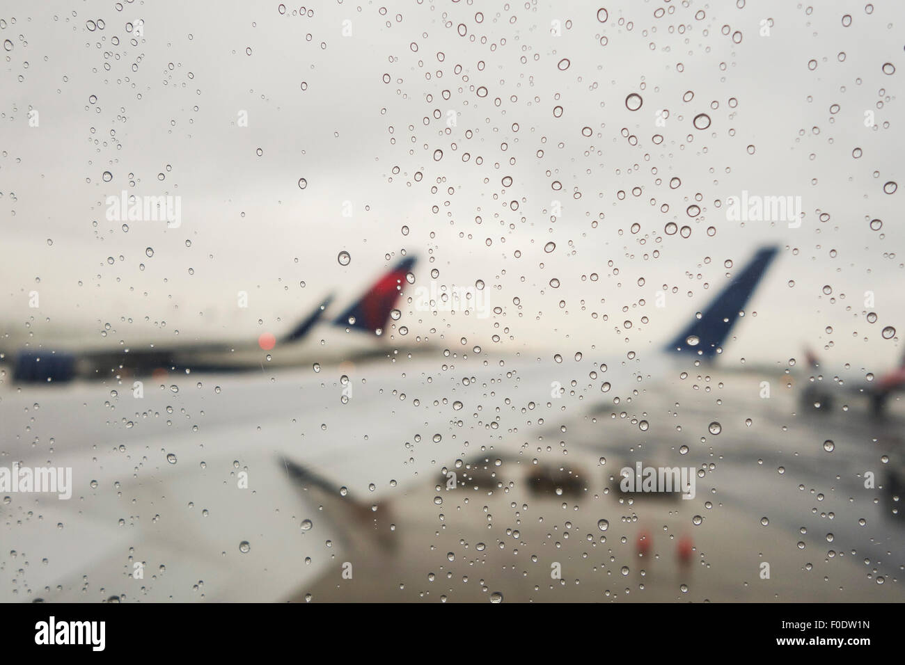 Regentropfen auf Flugzeug Fenster Newark Flughafen, Flügel aus dem Fokus, USA. USA. Stockfoto