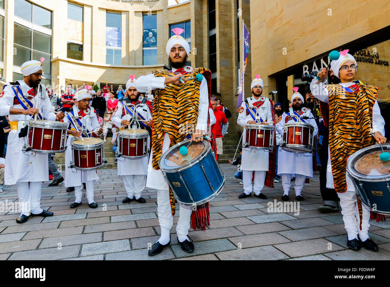 Glasgow, UK, 13. August 2015. In Glasgows jährliche Festival der Dudelsack Musik, "Piping Live", endet mit der WM-Wettbewerb am Samstag 15te August, National Pipe Band of Malaysia - "The Sri Dasmesh Pipe Band" mit Sitz in Kuala Lumpar unterhalten die Massen in der Buchanan Street und George Square, durch das spielen ein Medley aus schottischer Dudelsack Musik an einem sonnigen Tag in Schottland. Bildnachweis: Findlay/Alamy Live-Nachrichten Stockfoto